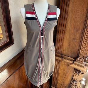 Indies vest sleeveless.